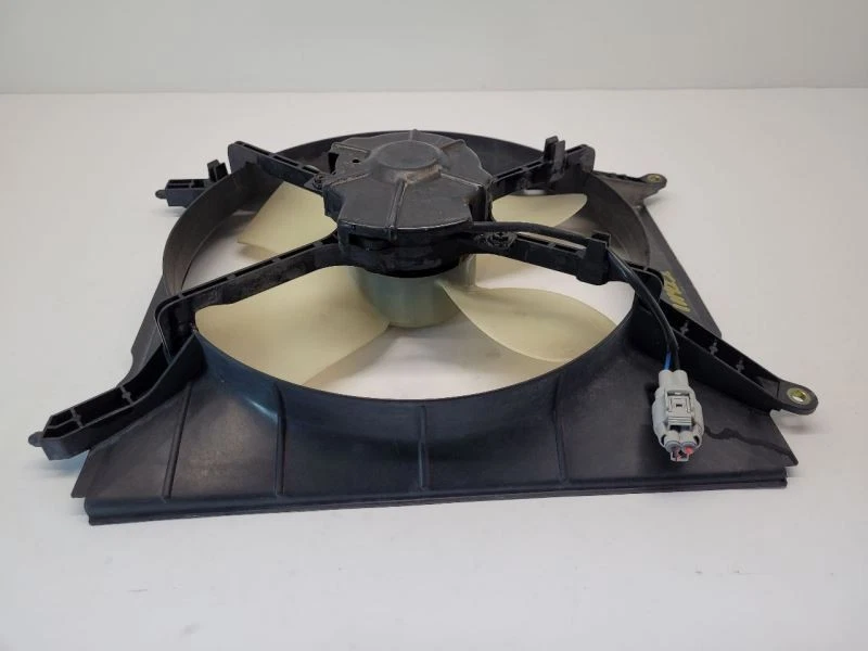 Conjunto de ventilador de radiador de pasajero derecho Toyota Camry 97-99 4 cilindros Foto 2 de 4