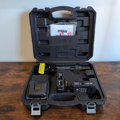 2 x Titan TTI711BAT 18V 1,5Ah Lithium-Ionen Akkus voll funktionsfähig, Ladegerät, Koffer