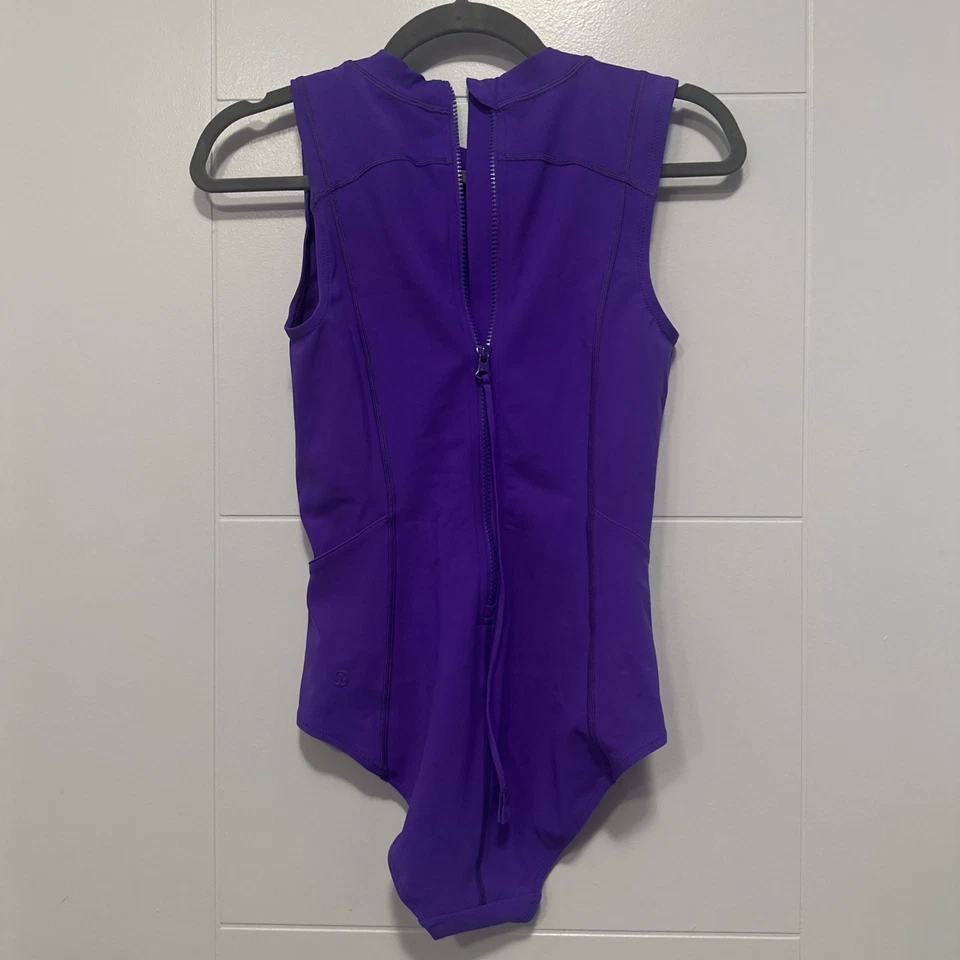 Lululemon 拉链后桨套装 * 中号 Bum Coverage Atomic 紫色 全新带标签 尺寸 6 — 第 2/4 张图片