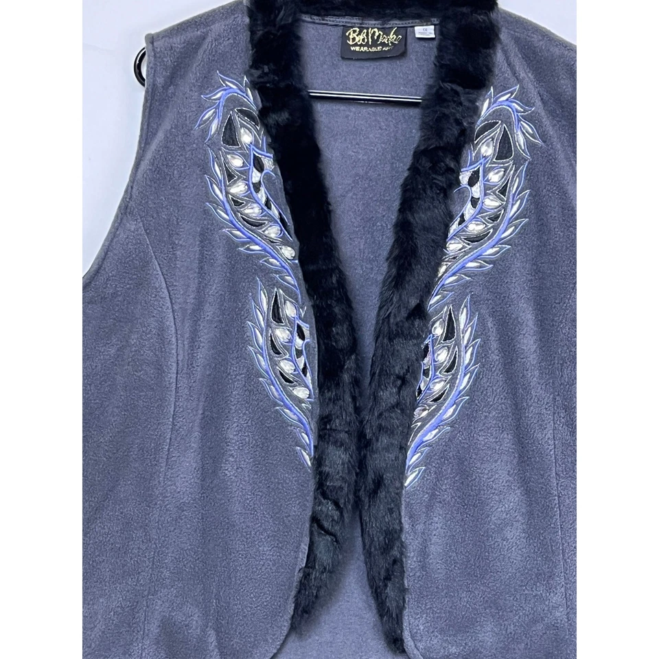 Chaleco para mujer Bob Mackie talla 1X gris polar forrado de piel sintética adornado con piedras preciosas Foto 4 de 4