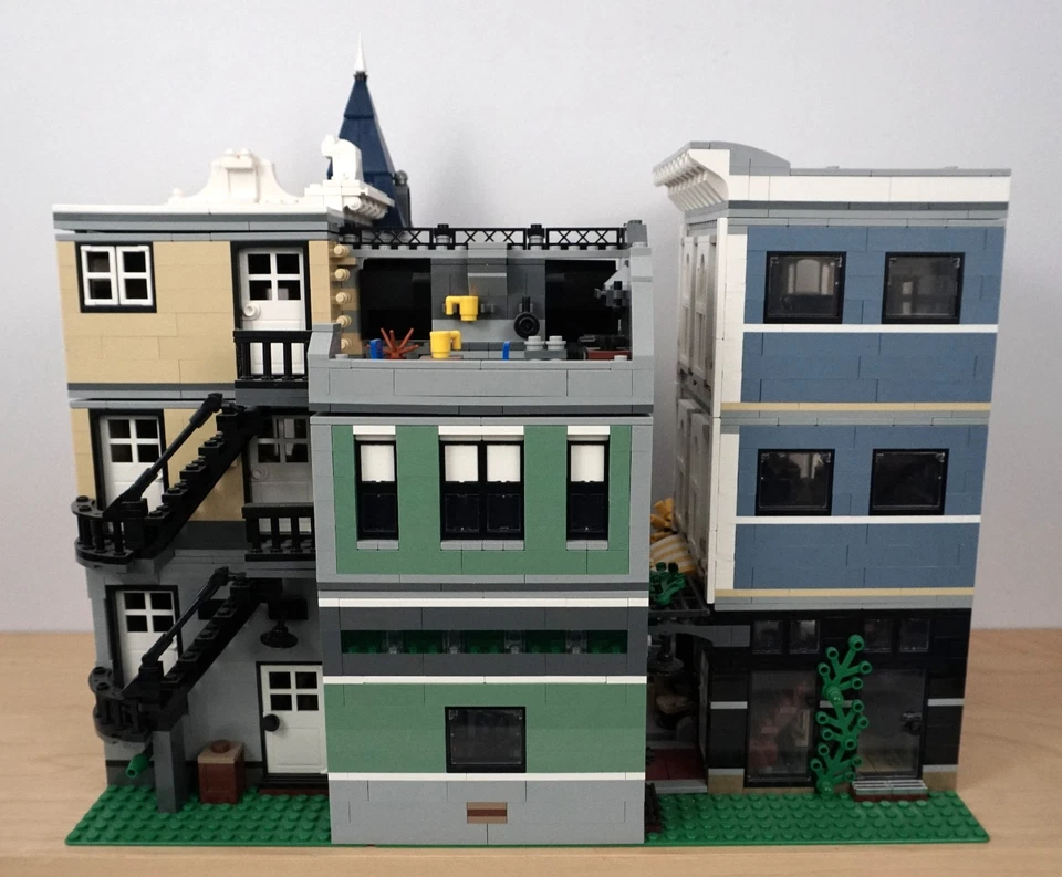 LEGO CREATOR: Assembly Square (10255) 100% With Figures And Instructions - Image 4 of 4