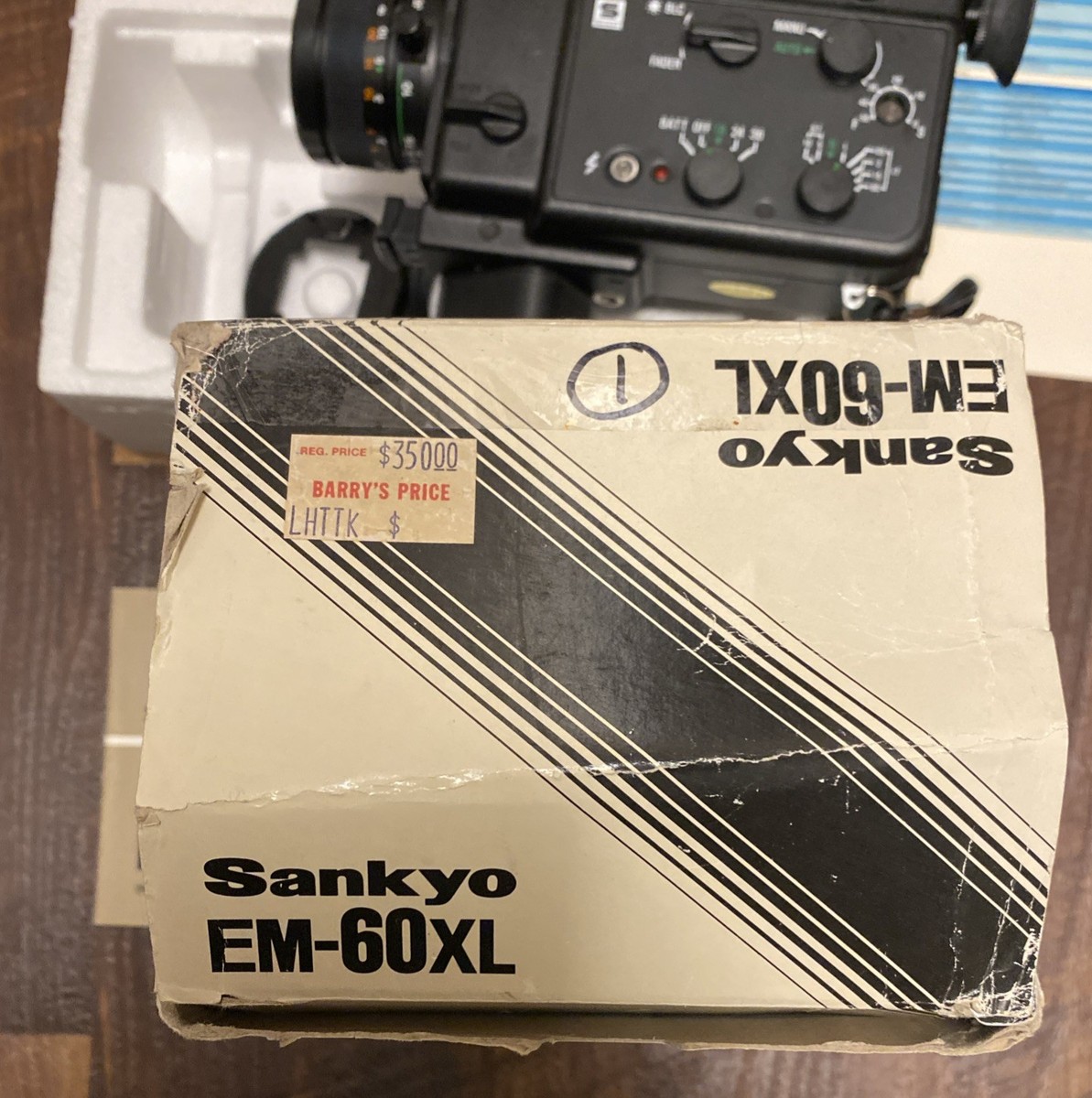 【8ミリカメラ】 Sankyo EM-60XL FILM TESTED Sankyo EM-60XL Super-8 movie camera. Rewind