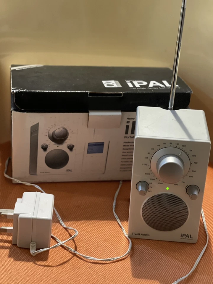 Tivoli PAL Henry Kloss tragbares Audio Labor AM/FM Radio mit Audioeingang - Bild 4 von 4