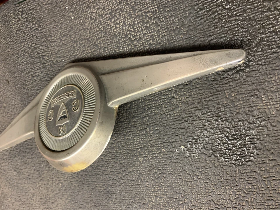 MCC Checker Cab badge Checker Taxi Hood emblem - Image 2 of 3