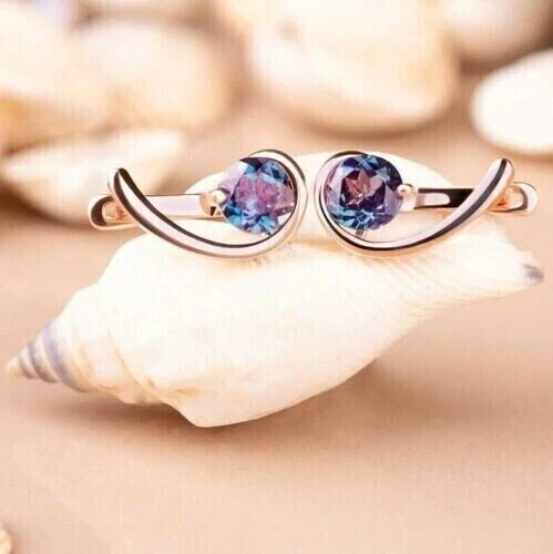 Pendiente para mujer de alejandrita creado en laboratorio de corte redondo de 2,00 quilates enchapado en oro rosa de 14 quilates Foto 2 de 4