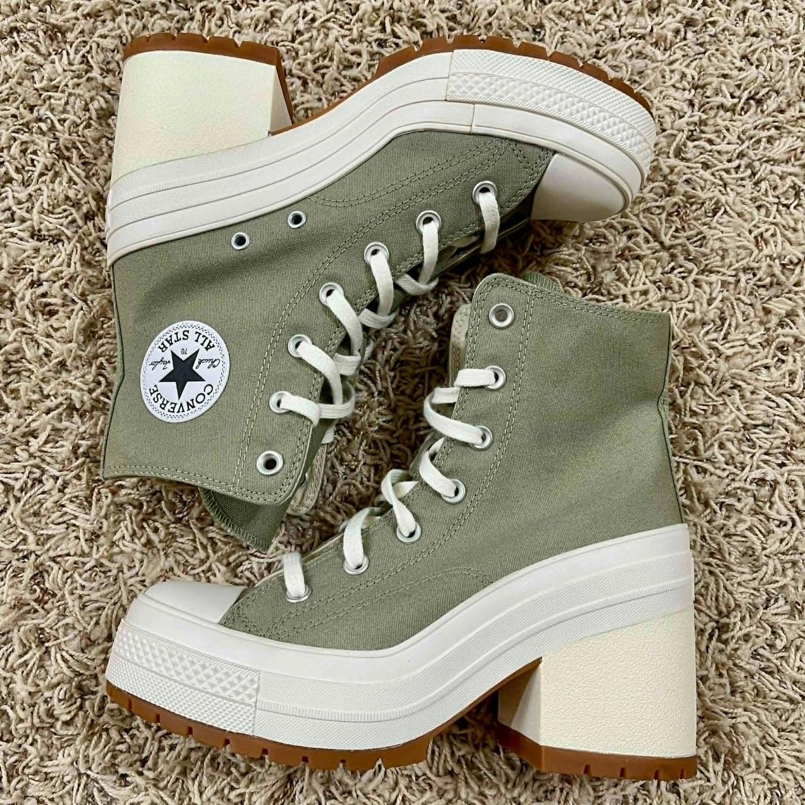 Converse Women’s Chuck 70 DE Luxe Heel High Top Shoes A11899C, Size 7 / 8 / 8.5
Opens in a new windo