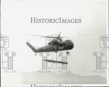 1958 Press Photo U.S. Army Mojave Helicopter Lifting Honest John Rocket