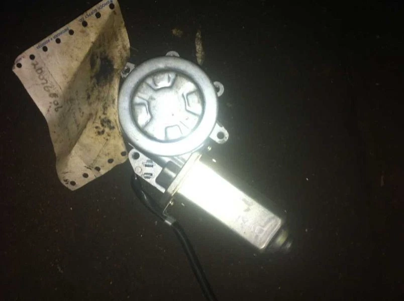 89 90 91 92 93 94 NISSAN MAXIMA RIGHT POWER WINDOW MOTOR REAR  - Image 2 of 2