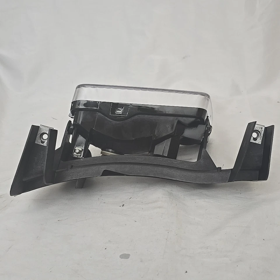 Left Driver Side Fog Lamp Light W/ Bulb NI2592104 For 1998-1999 Nissan Altima  - Image 3 of 4