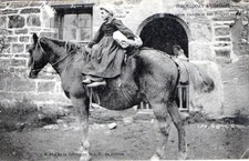 CPA 29 D'HUELGOAT A CARHAIX LA PETITE VACHERE ET SON FRINGANT COURSIER (GROS PLA