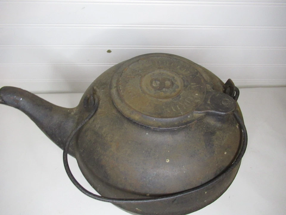 Hervidor de agua vintage negro con mango oscilante de hierro fundido 12" de ancho 8,5" de alto marca de puerta pesado Foto 3 de 4