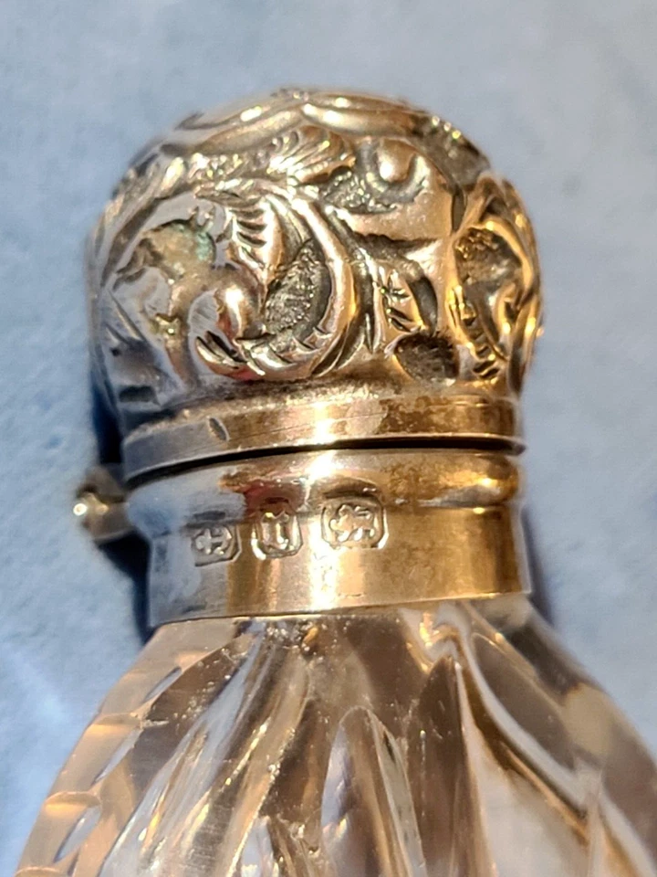 Antique oval shape scent bottle, Birmingham sterling silver hinged top, 1815 - Image 4 of 4