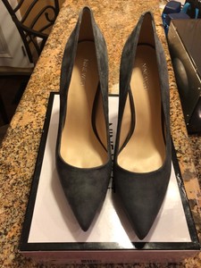 nine west gray pumps