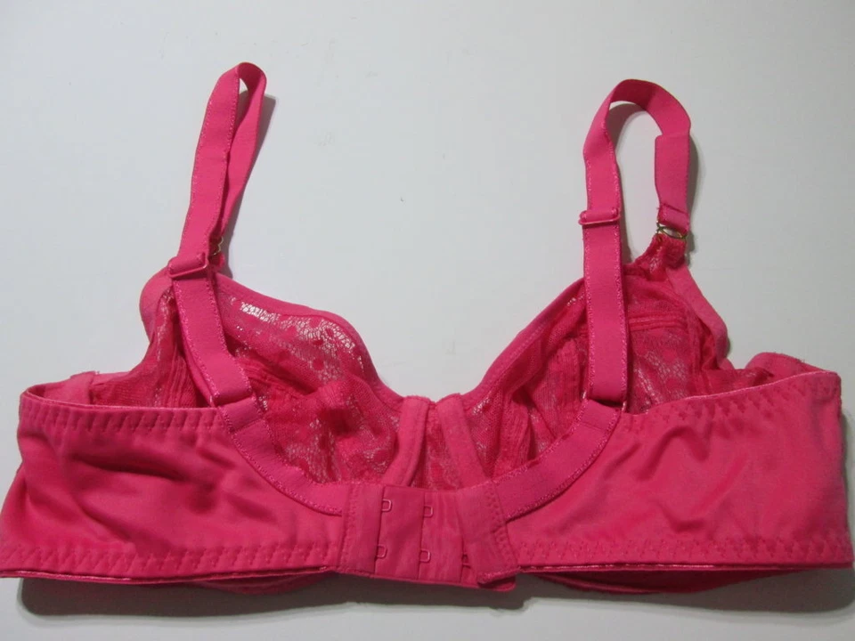 Sujetador Freya Talla 32DD Rosa Oscuro Con Aros Sin Forro Correas Ajustables Manchadas Foto 2 de 4