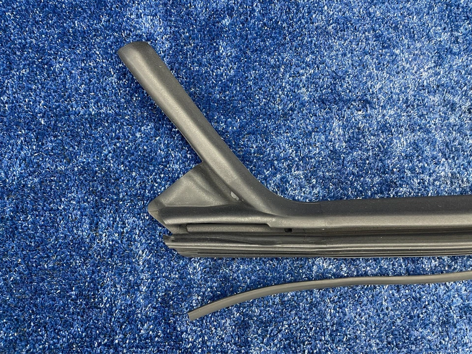 2016–2019 Buick Cascada Front Right Door Window Weatherstrip OEM 13370008 - Image 2 of 4