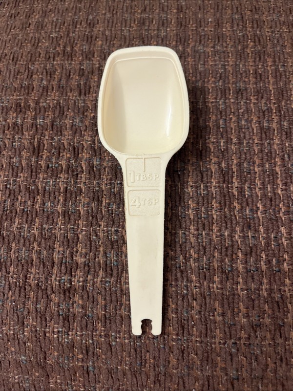 Tupperware #1272 Almond 1 TBSP / 4TSP Replacement Measuring Spoon EUC
