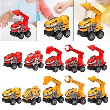 I bambini giocano ai camion trasformando i giocattoli in auto