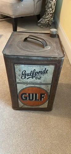 Vintage/antique Gulf 5 gallon oil can with handle and spout in great condition.