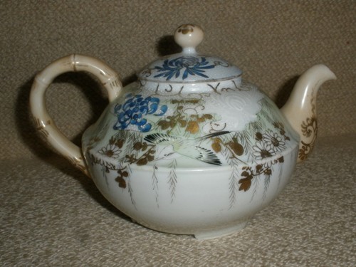  NIPPON Teekanne handbemalt Kraniche Vögel blau Chrysanthemen gold Bambusgriff  - Bild 1 von 7