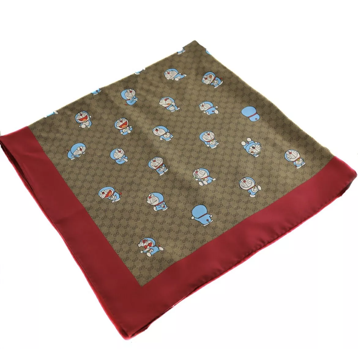 NEUF Gucci X DORAEMON GG foulard en soie monogramme suprême beige rouge cerise