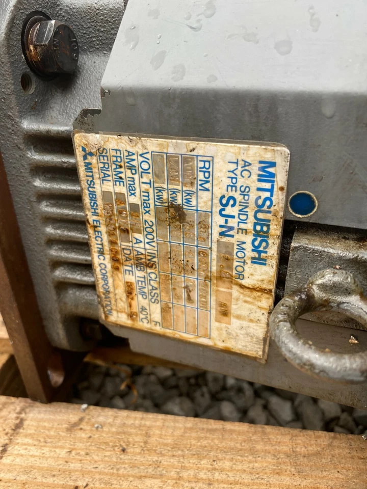 MOTOR HUSILLO MITSUBISHI AC TIPO SJ-N SACADO DE UN TORNO HITACHI SEKI SC05 Foto 3 de 4
