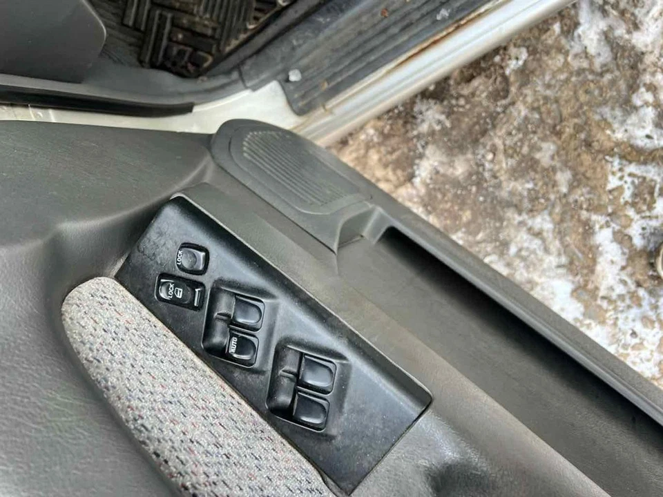 Used Rear Left Door Glass Rear fits: 1998 Isuzu TROOPER w/privacy tint Rear Left — 第 2/4 张图片