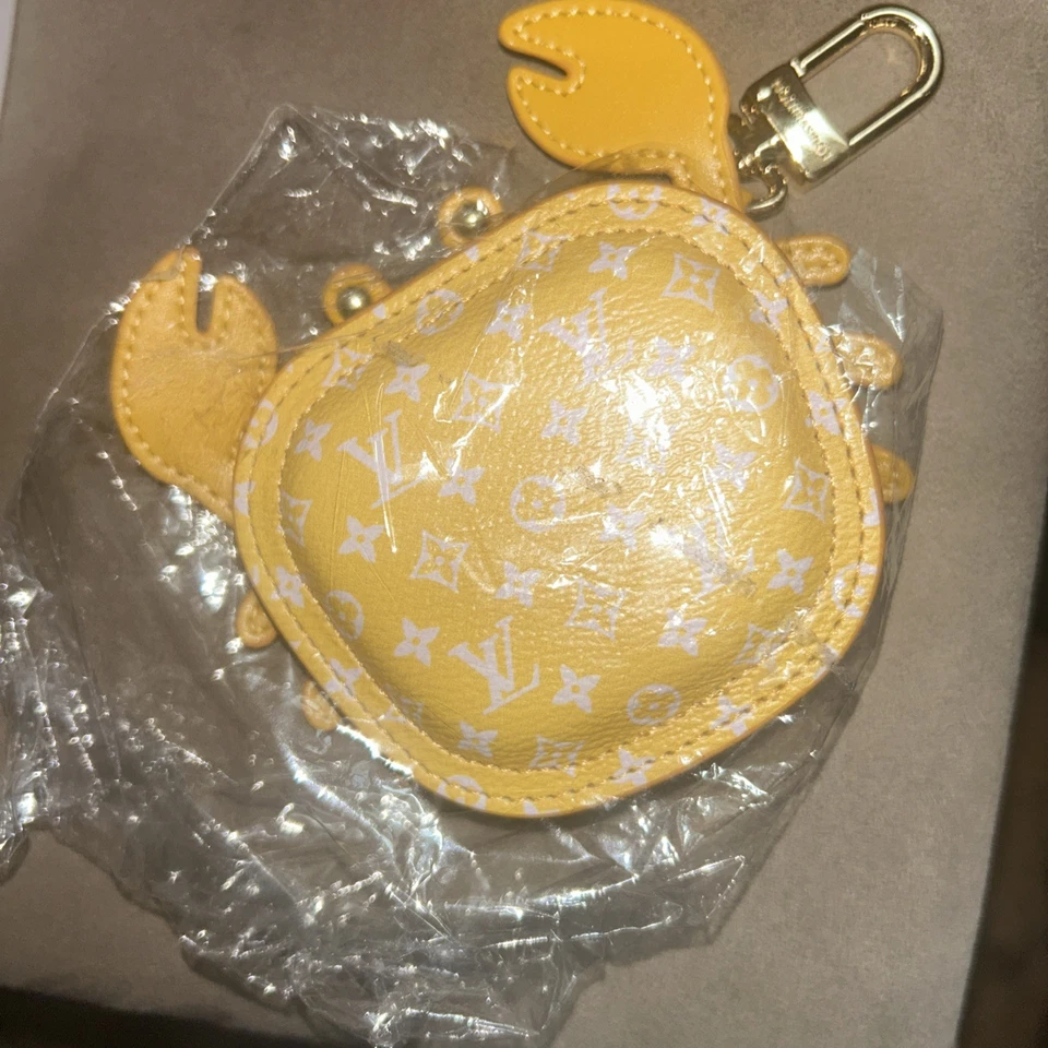 Mini bolso Louis Vuitton moneda amarilla cangrejo colección verano Foto 2 de 4