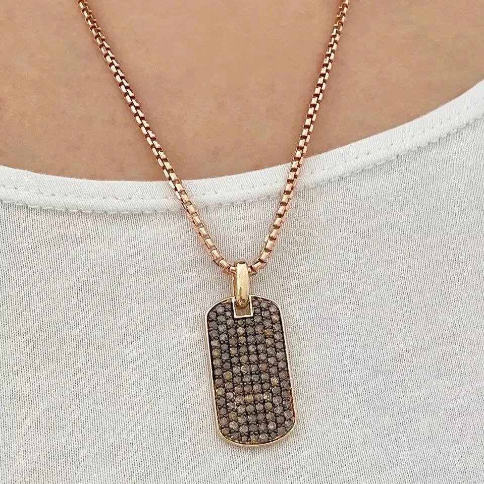 Colgante con etiqueta de perro de diamantes marrones simulados de corte redondo de 2 quilates enchapado en oro rosa de 14 quilates Foto 3 de 4