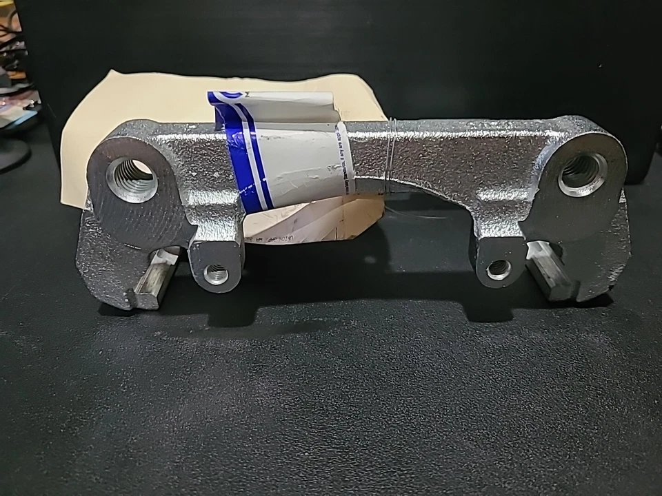 NUEVO OEM Mopar Soporte de pinza de freno de disco trasero 05080566AD Dodge RAM 1500  Foto 2 de 4