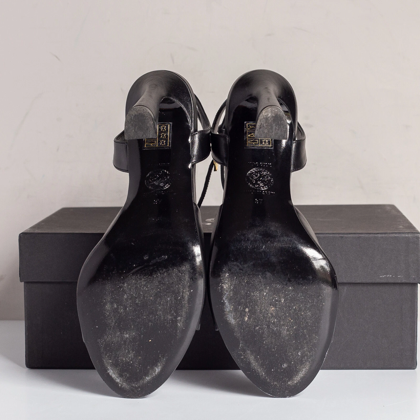 Sandali neri emblema oro Versace Medusa taglia 37 EU (7 US)