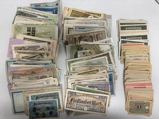 Lote de billetes muchos cientos de billetes de Alemania inflación dinero de emergencia 800 gr