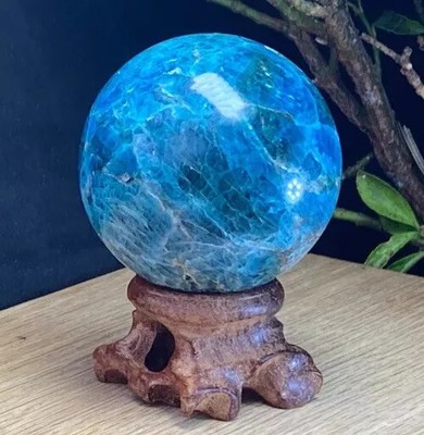 Große blaue Apatit Kristall Kugel Kugel wunderschön natur lebendig blau + Holzständer