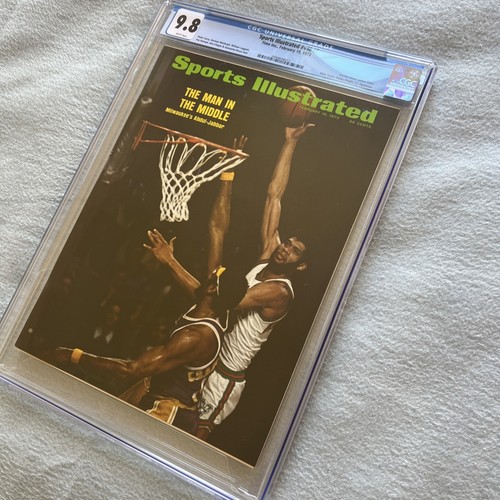 Kareem Abdul-Jabbar v Wilt Chamberlain SPORTS ILLUSTRATED 1973 NEWSSTAND CGC 9.8 - Picture 1 of 9