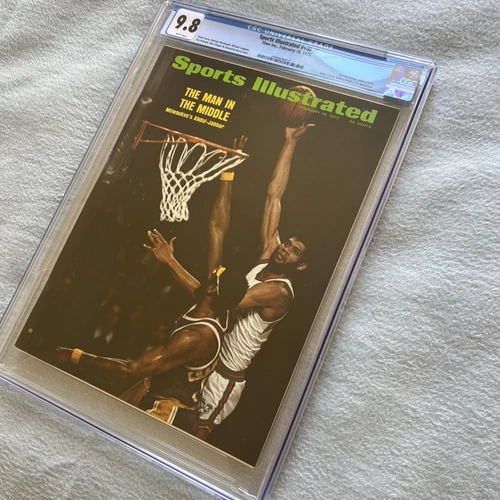 Kareem Abdul-Jabbar v Wilt Chamberlain SPORTS ILLUSTRATED 1973 NEWSSTAND CGC 9.8