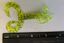 25 count Hula style twin tail curly grub worm in chartrueuse pepper 3 inch