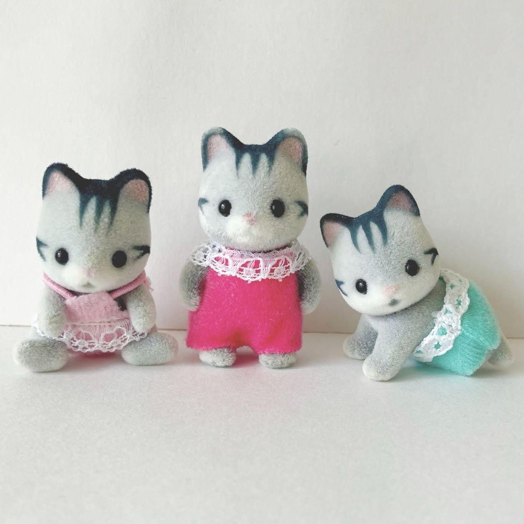 Sylvanian Family Gato grisáceo Tatchi gemelos altamente sentados
