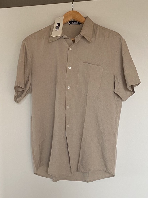 JOGAL Button Down Short Sleeve Pocket Tan Men’s Shirt Size Medium New