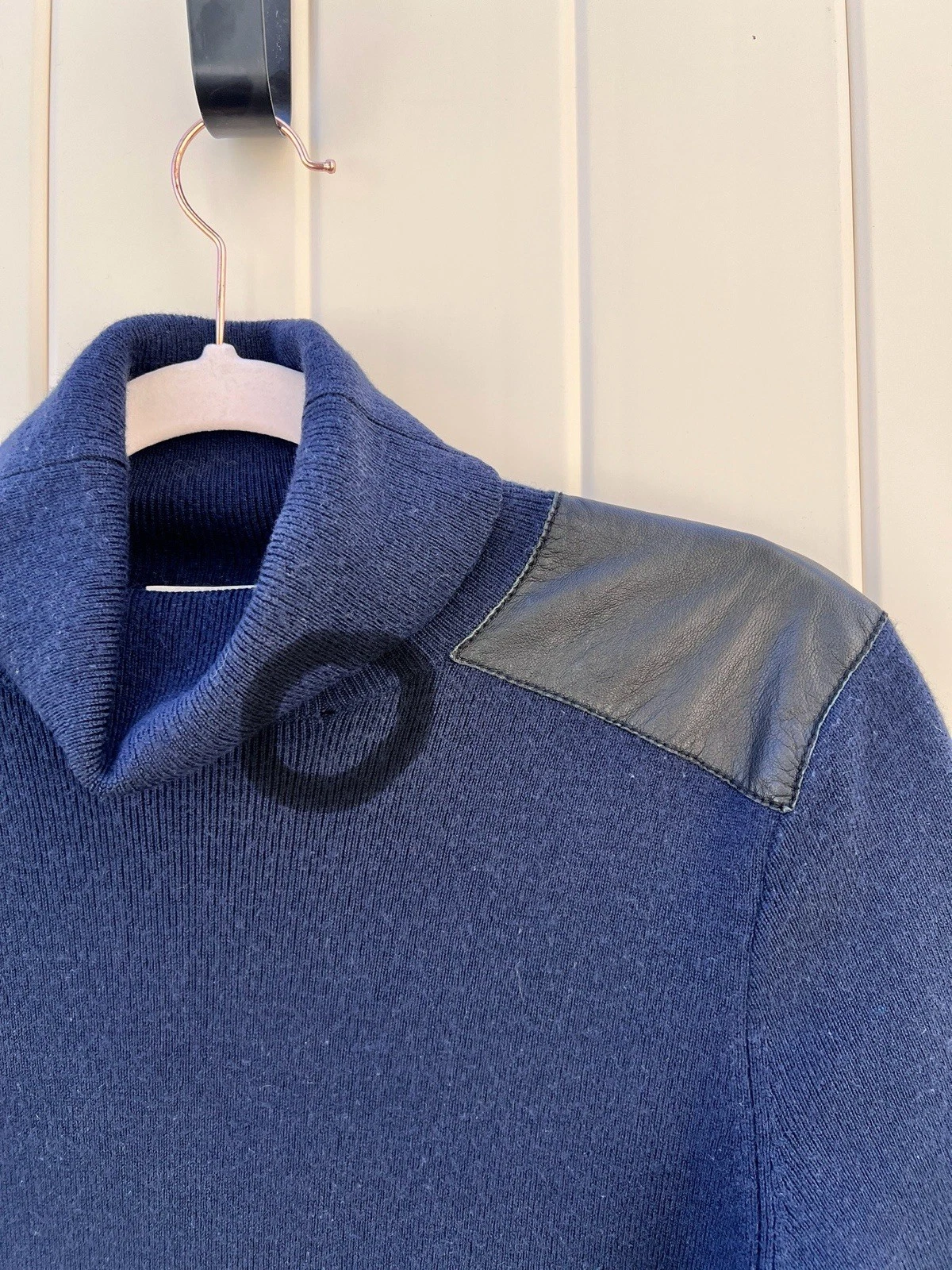 Mini abito Kate Spade misto lana blu navy con toppa in pelle sulle maniche grande