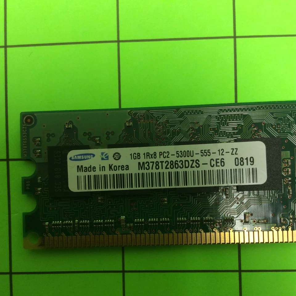 Memoria RAM de acceso aleatorio M378T2863DZS-CE6 1 GB DDR2-667 (PC2-5300) PC2-5300U Foto 2 de 4