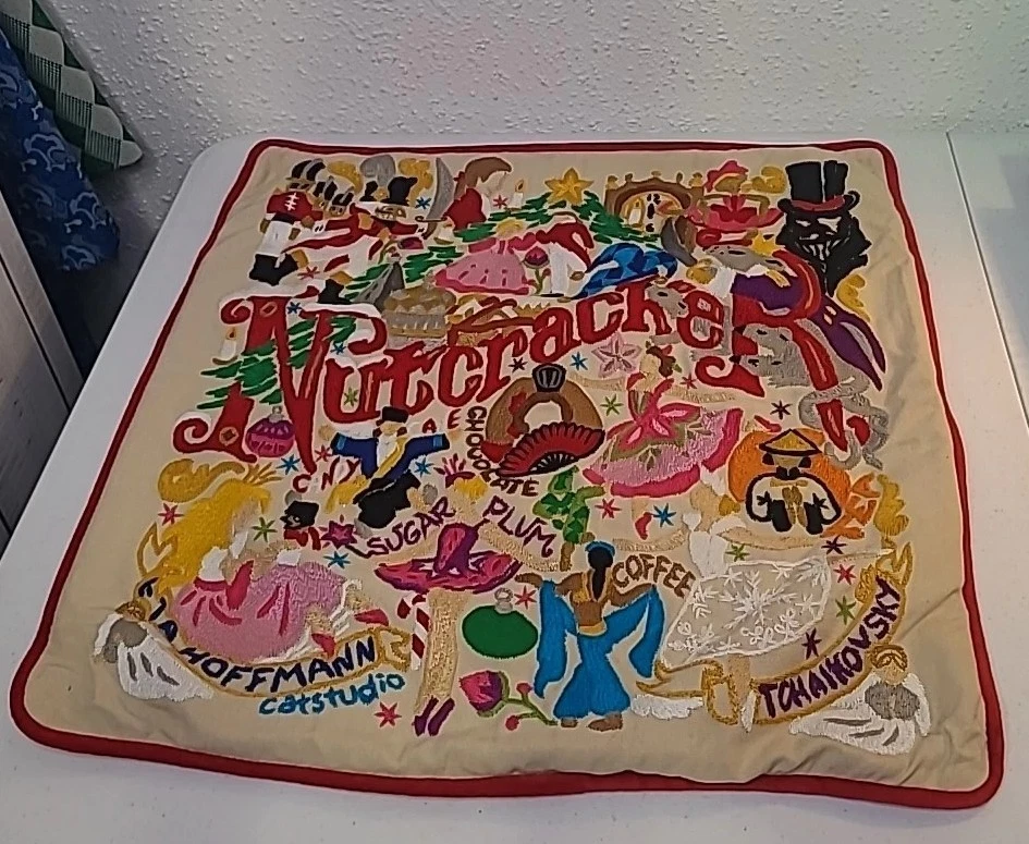 Catstudio 胡桃夹子枕头套 20 英寸方形手工刺绣圣诞阅读 Des — 第 3/4 张图片