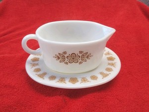PYREX GOLD BUTTERFLY GRAVY BOAY AND UNDERPLATE! XLENT CONDITION!
