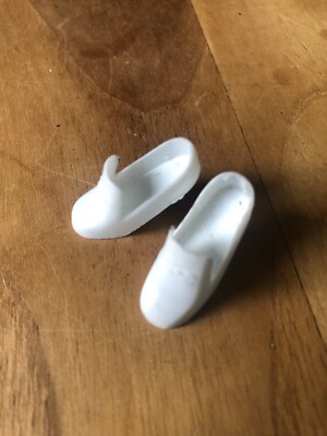 1970er Sindy weißer Schuh mit Schleife Schnalle nicht gestempelt mit Herstellermarke Pedigree oder Sindy
