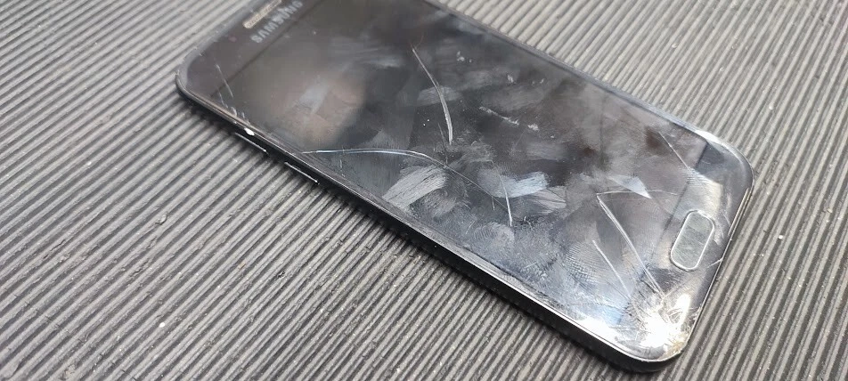 Samsung Galaxy A3 SM-A320FL 2017 Broken LCD, Locked Account, Fully Functional Foto 2 de 4