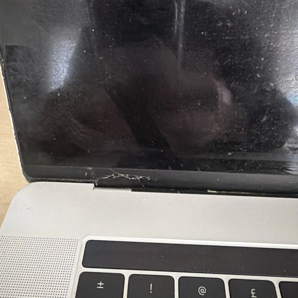 Apple MacBook Pro A1707 15" i7 7th Gen 16GB RAM 256GB SSD Grade C RU - Image 2 of 4