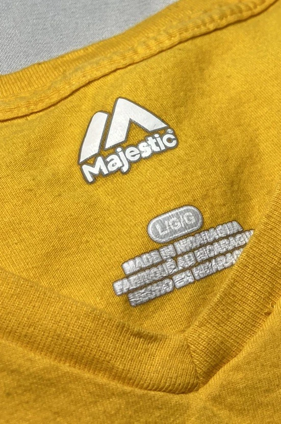 Camiseta amarilla majestuosa Milwaukee Brewers para mujer cuello en V grande Foto 4 de 4