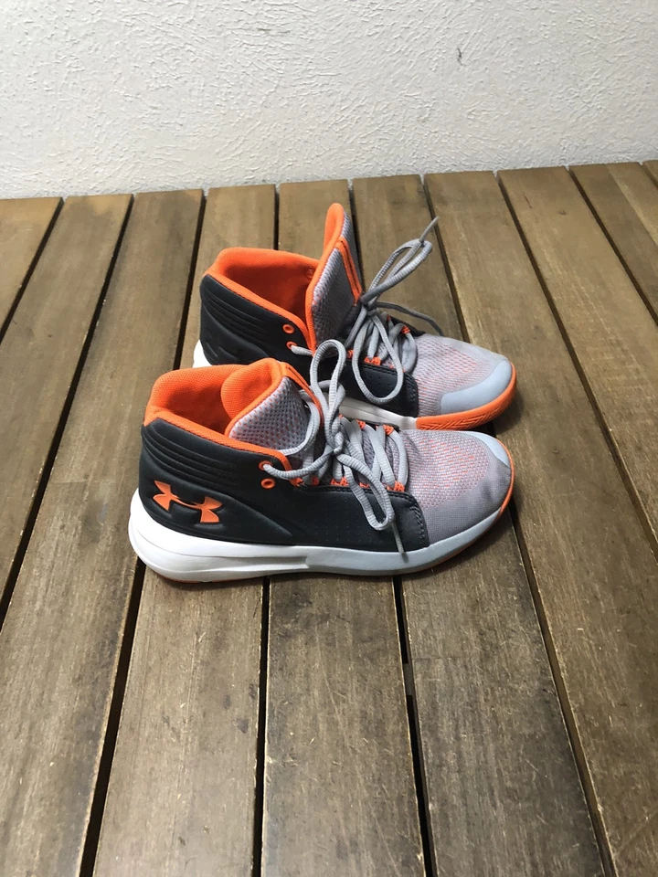 Zapatos de baloncesto Under Armour Torch para niños talla 3,5Y Art3020428 GXV12DY USADOS EN EXCELENTE ESTADO Foto 2 de 4