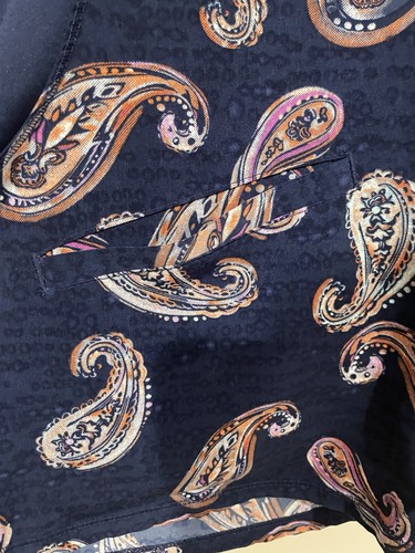 Premiere V Neck Scrub Top Women’s Size M Paisley Healing Hands Shirt Runs Small - Picture 4 of 6