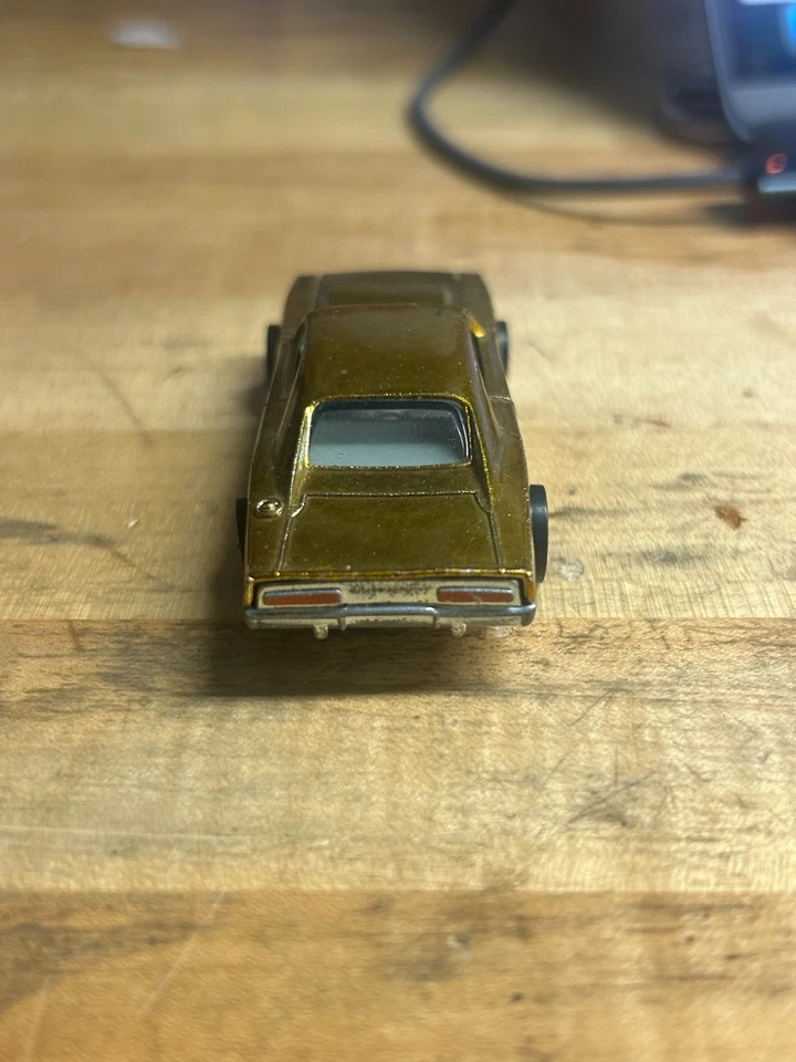 Dodge Charger personalizado Hot Wheels - Gold Red Line Foto 3 de 4