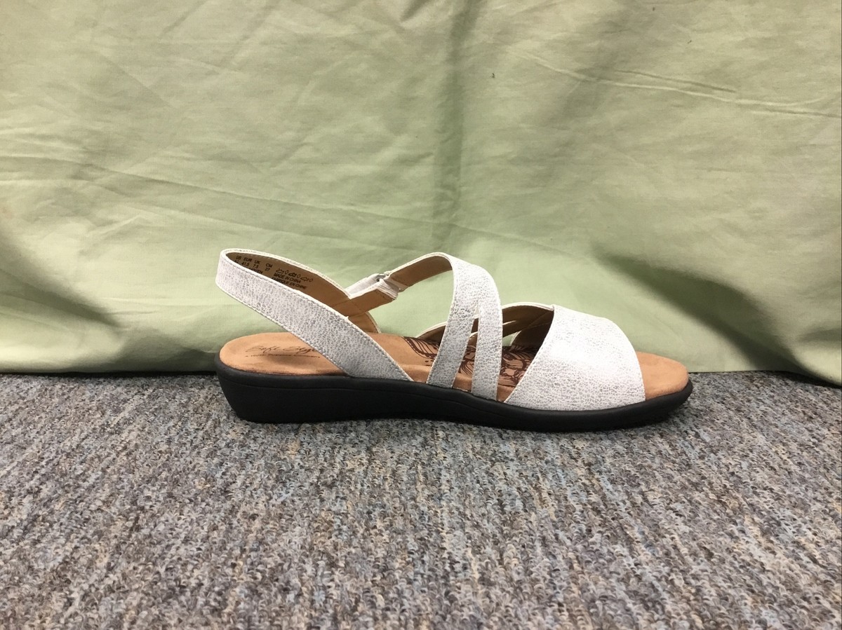 New Women's Soft Style HSS1423-100 “Pavi” Sandal in White New Women's Soft Style HSS1423-100 “Pavi” Sandal in White