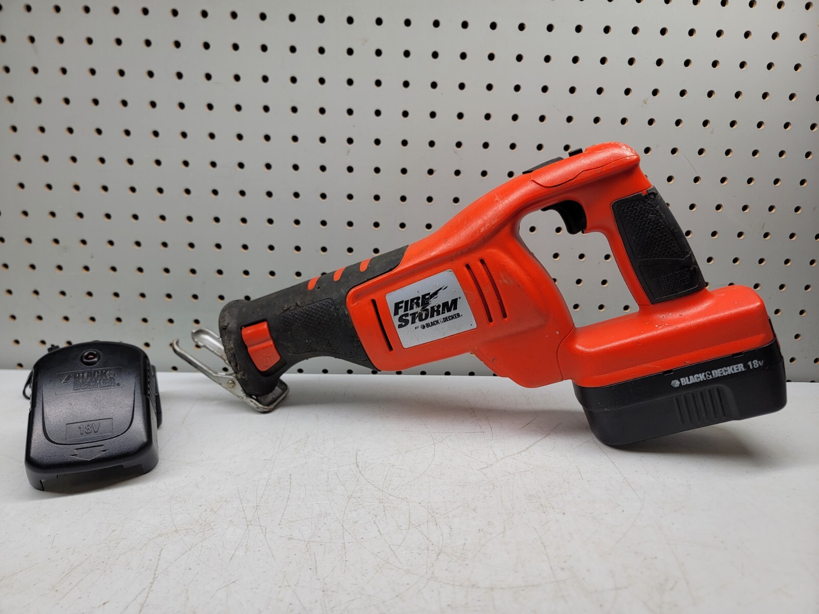 Black & Decker Firestorm FS1800RS 18v Cordless Reciprocating Saw Kit b